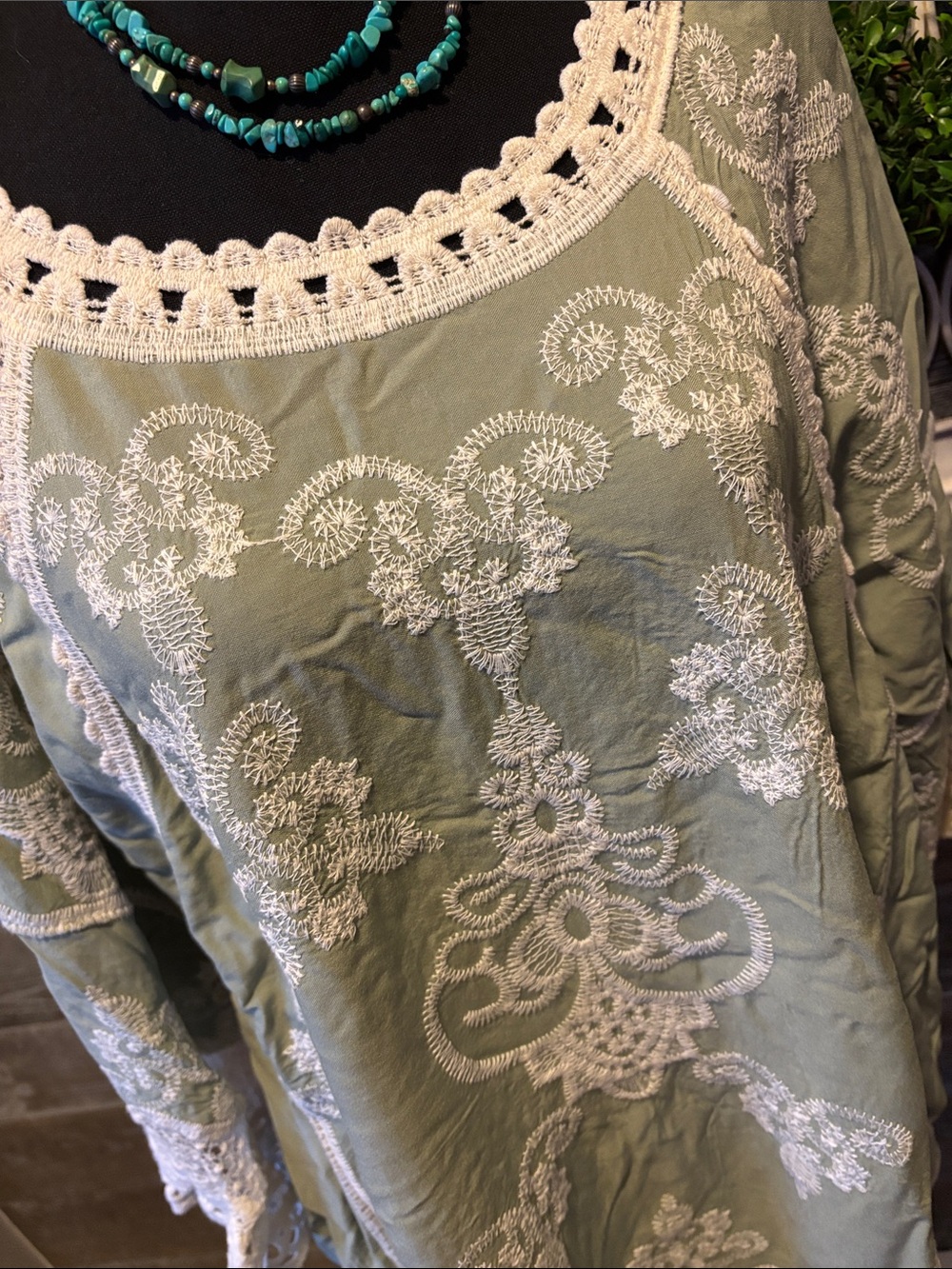 Democracy (2X) Women’s Sage Green and White Lace Embroidered Tunic Top - Picture 4 of 9